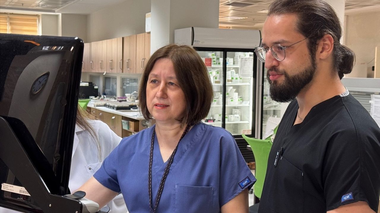 Manisa'da Anne ve Oğul Aynı Hastanede Çalışıyor