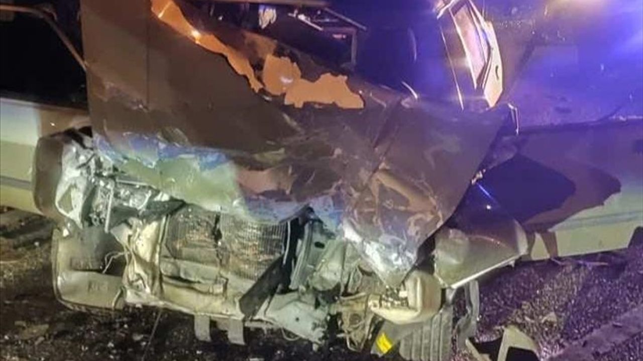 Manisa'da İki Araç Çarpıştı: 6 Yaralı