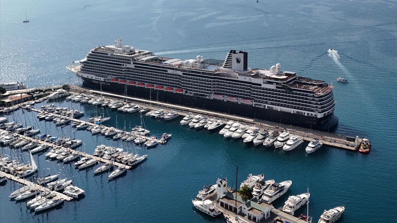 Marmaris'e Gelen MS Nieuw Statendam Kruvaziyeri 3 Bin 200 Yolcu Taşıdı