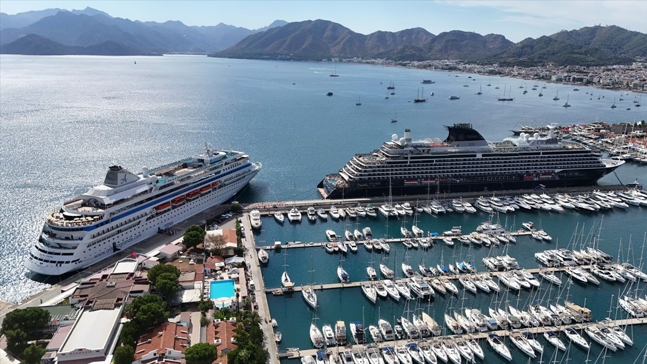 Marmaris'e İki Kruvaziyerle 1401 Yolcu Geldi