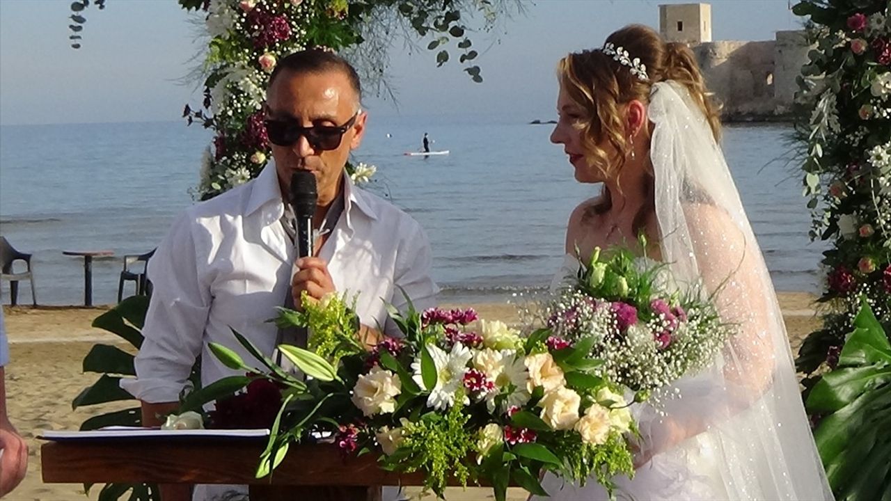 Meme Kanserini Yenen Eşe Romantik Sürpriz: Temsili Düğün