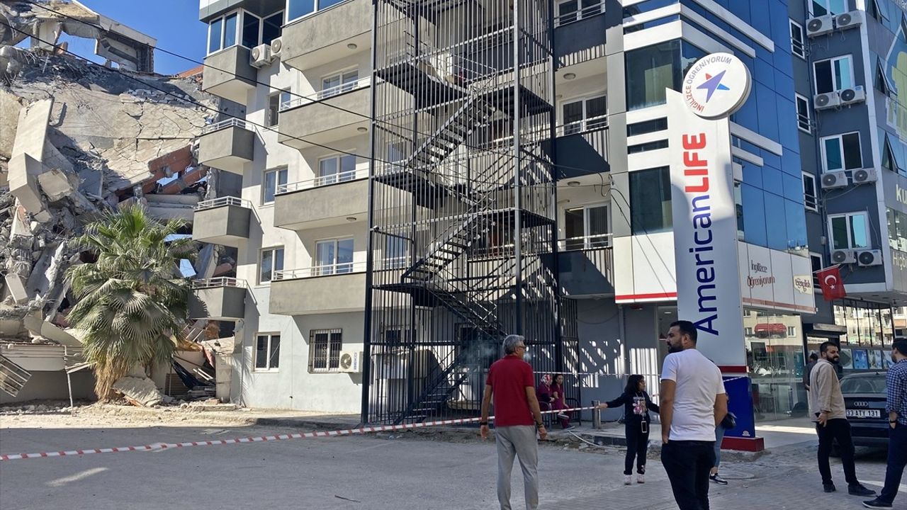 Mersin'de metruk bina yıkımı sırasında kurs merkezi zarara uğradı