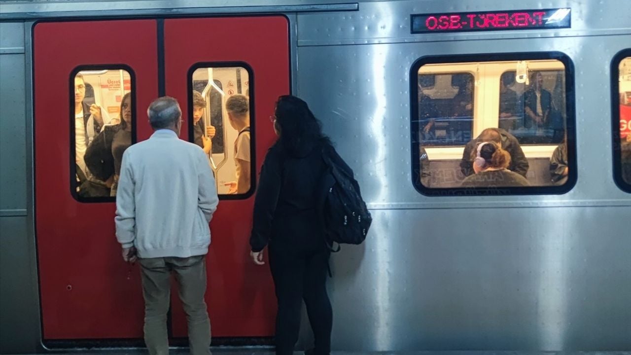 Metro Hattındaki Arıza Nedeniyle Seferler Durduruldu