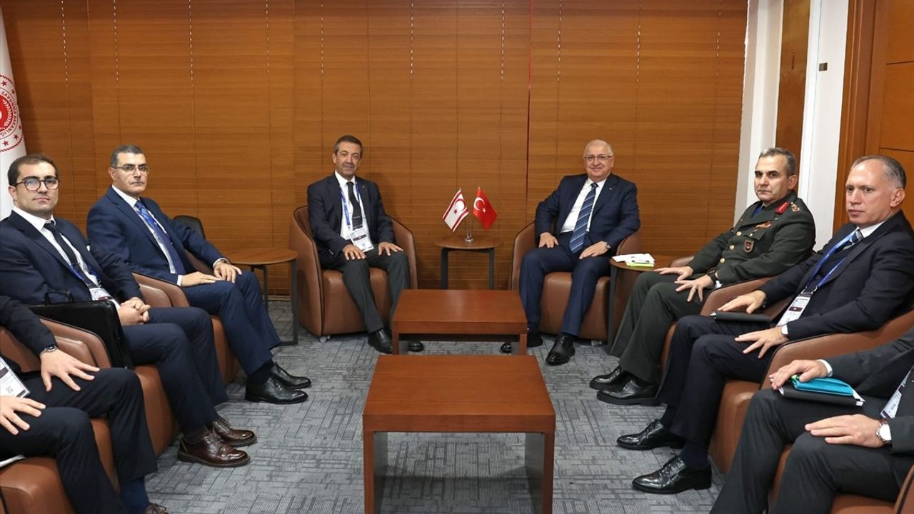 Milli Savunma Bakanı Güler, KKTC Dışişleri Bakanı ile İstanbul'da Buluştu