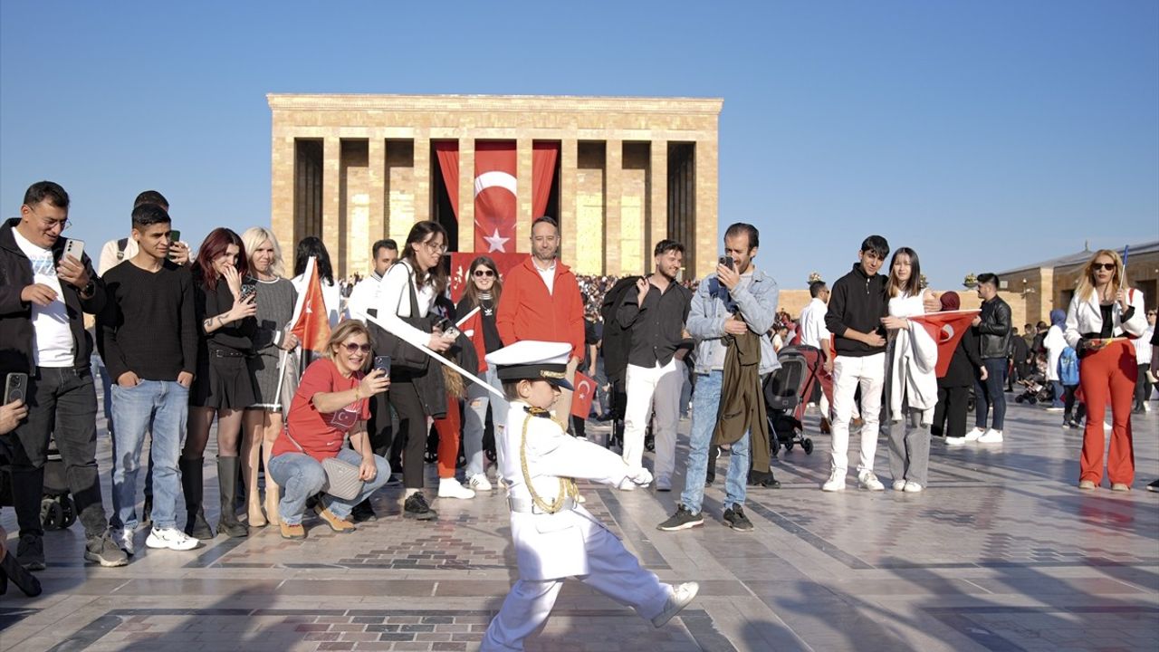 Minik Barskan Askerlerin Nöbet Değişimini Taklit Etti