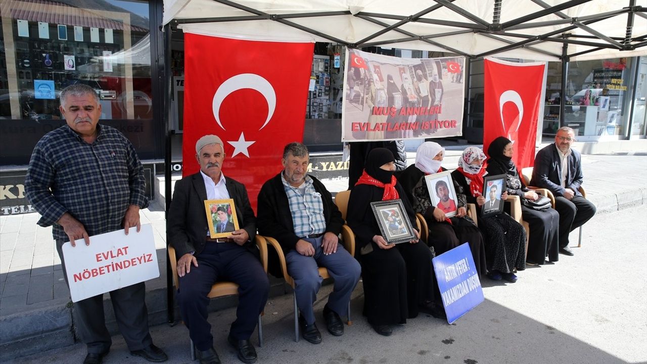 Muş'ta Ailelerin Evlat Nöbeti Sürekli Devam Ediyor