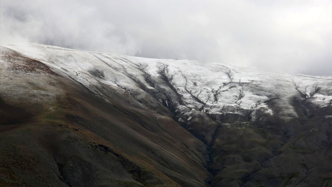 Muş'ta Mevsimin İlk Karı Yağdı