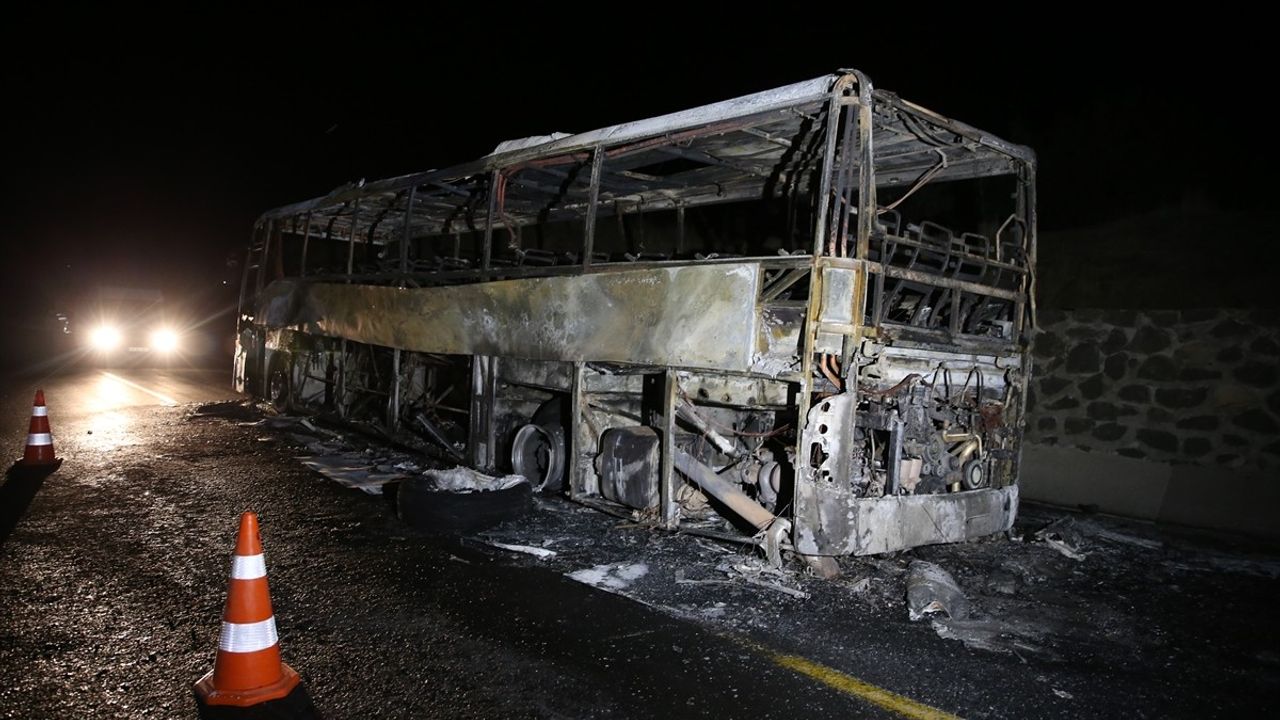 Muş'ta Seyir Halindeki Yolcu Otobüsü Yangın Çıkardı