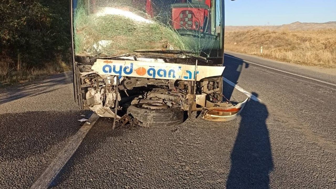 Niğde'de Yolcu Otobüsü ile Otomobil Kaza Yaptı