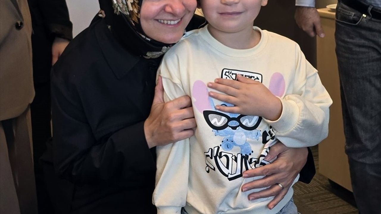 Öksüz Özbek Çocuk Mubina'nın Duyma Sevinci