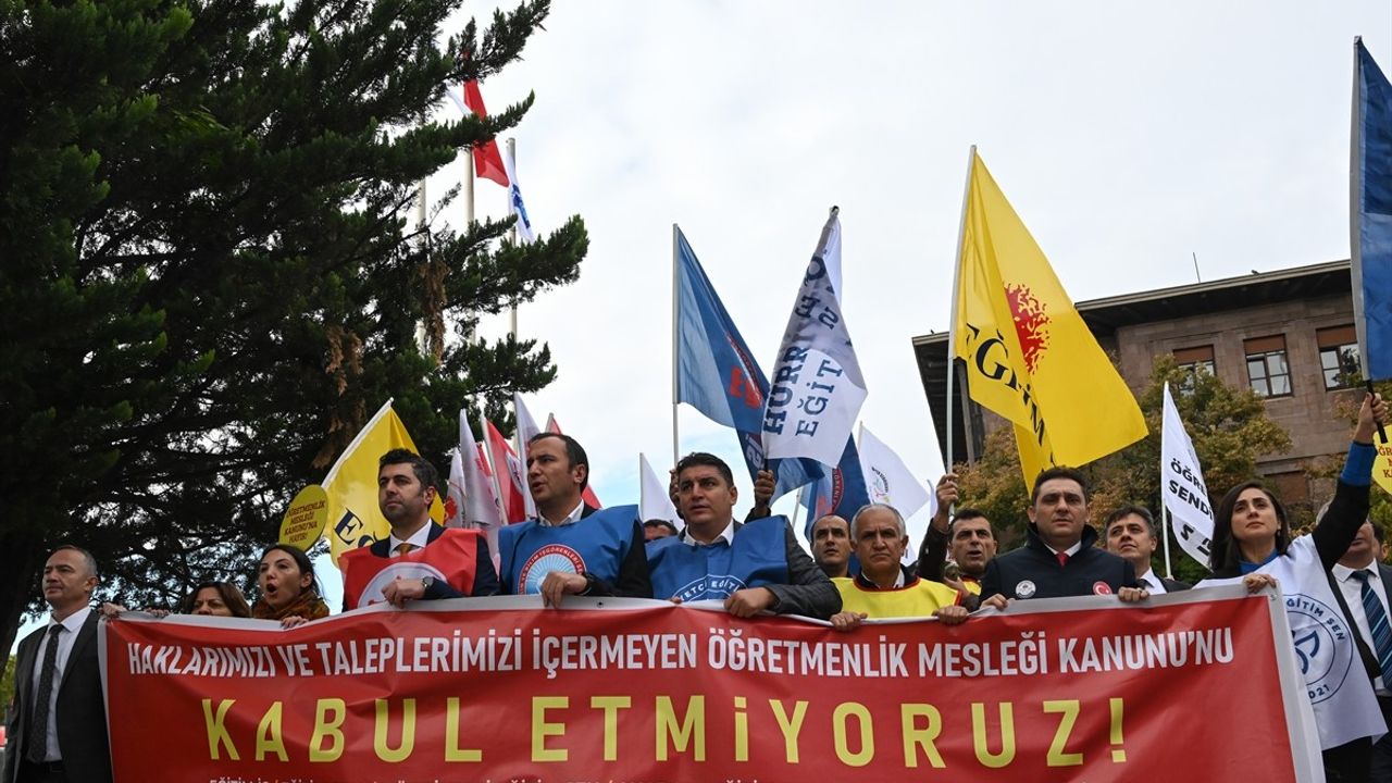 Okul Sorunlarına Dikkat Çekmek İçin Eylem: CHP ve Sendikalar Birleşti