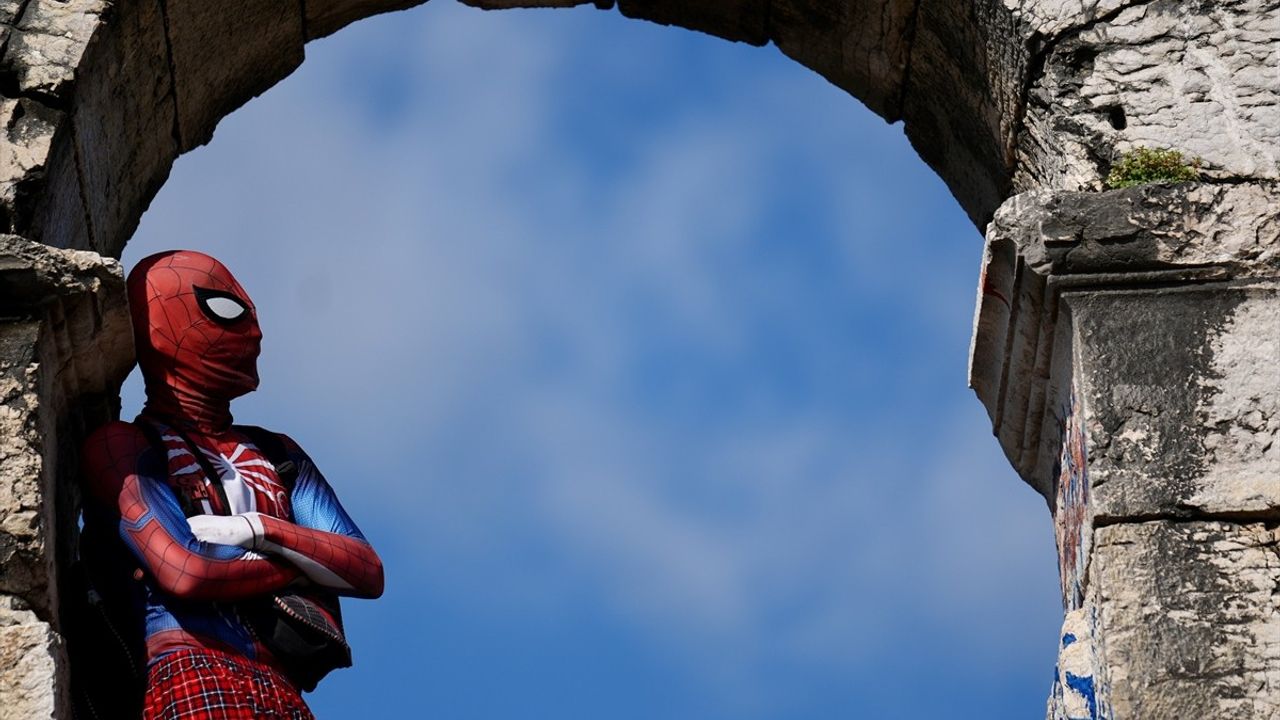 Örümcek Adam Türkiye'de Tarihi Yerleri Ziyaret Ediyor!