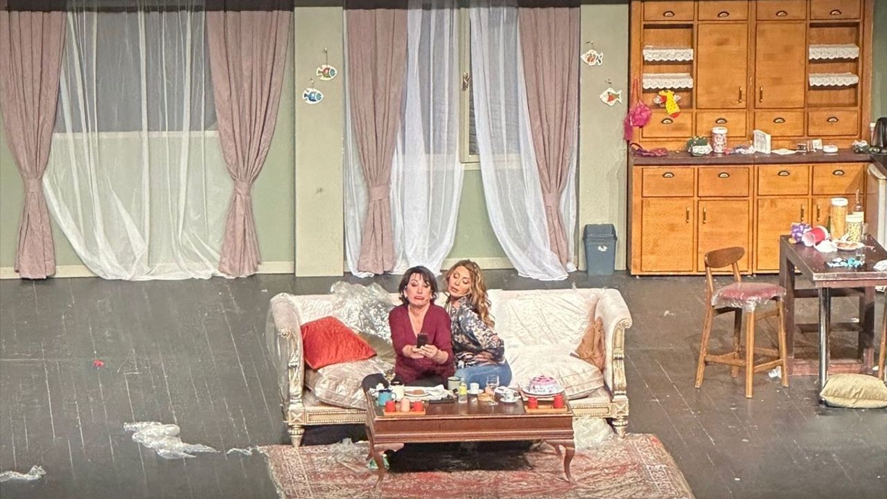 Oya Başar'ın 'Plastik Aşklar' Oyunu 6. Sezon Açılışını MOİ Sahne'de Yaptı