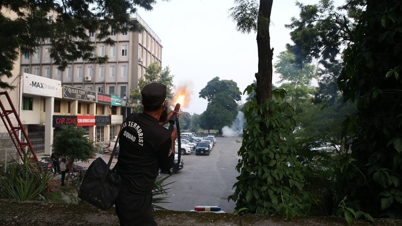 Pakistan Polisi, Eski Başbakan İmran Han İçin Gösteri Düzenleyenlere Müdahale Etti