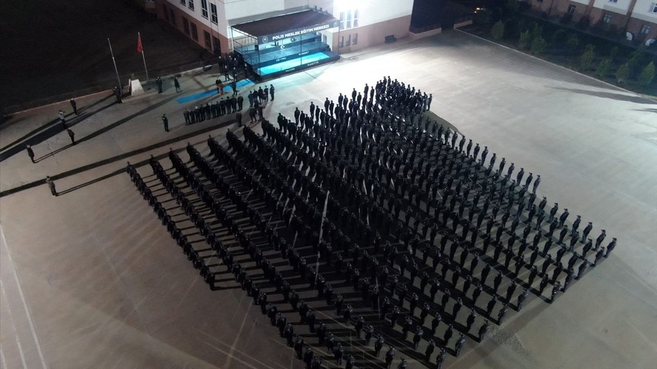 Polis Adaylarından Işıklı Koreografiyle Cumhuriyet Bayramı Kutlaması