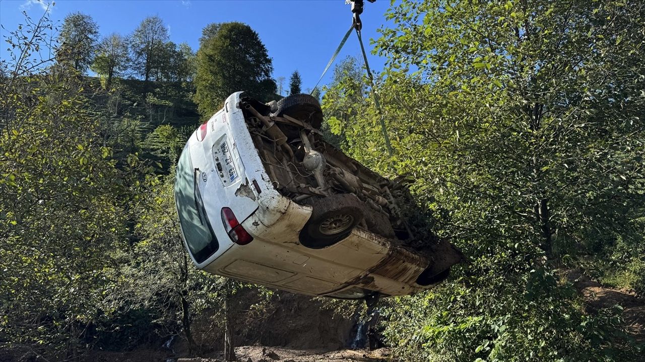 Rize'de Hortum Binasının Çatısını Uçurdu