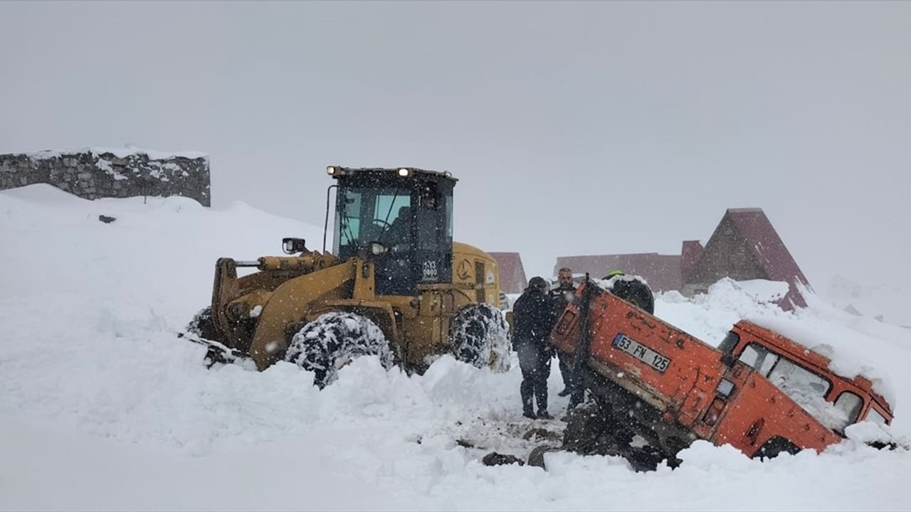 Rize'de Kar Fazlası Nedeniyle Mahsur Kalan 6 Kişi Kurtarıldı