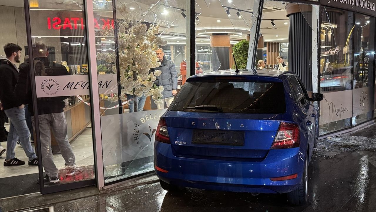 Rize'de Kontrolden Çıkan Araç Sosyal Tesise Girdi