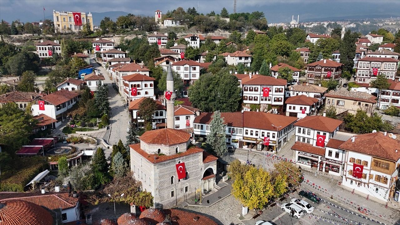 Safranbolu'daki Tarihi Yapılar Türk Bayraklarıyla Süsleniyor
