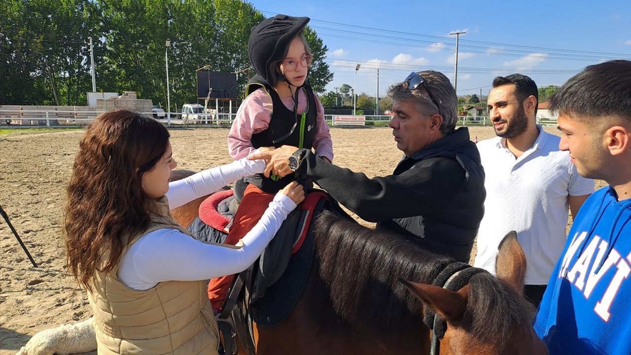 Sakarya'da Özel Bireyler Atlı Terapi ile Hayata Tutunuyor