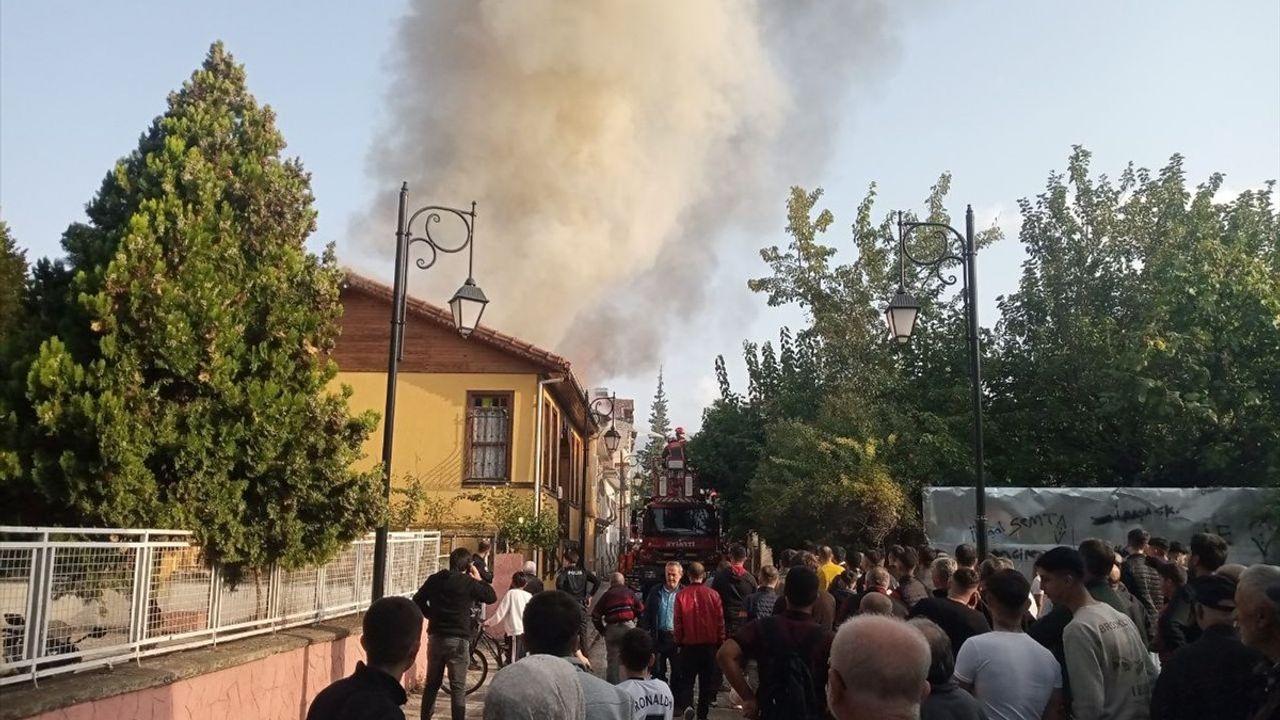 Sakarya'da Yangın Felaketi: Üç Ev Zarar Gördü