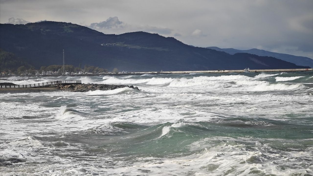Samsun'da Şiddetli Rüzgar Denizi Vurdu