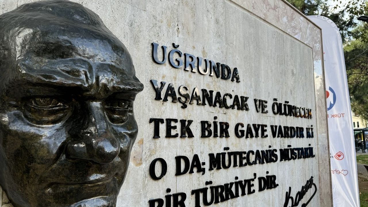 Sarıyer'de Onarılan Atatürk Maskı ve Kaidesi Törenle Yeniden Açıldı