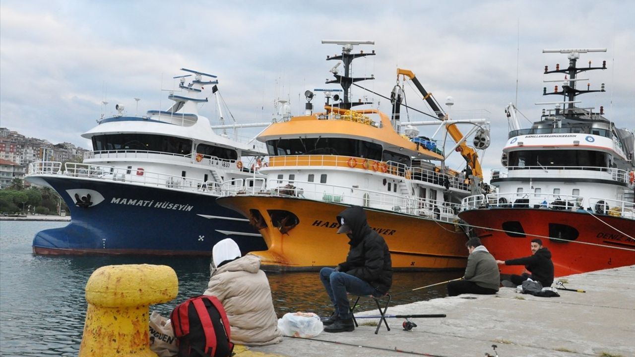 Sert Rüzgar Balıkçıları Sinop Limanı'na Sığınmaya Zorluyor