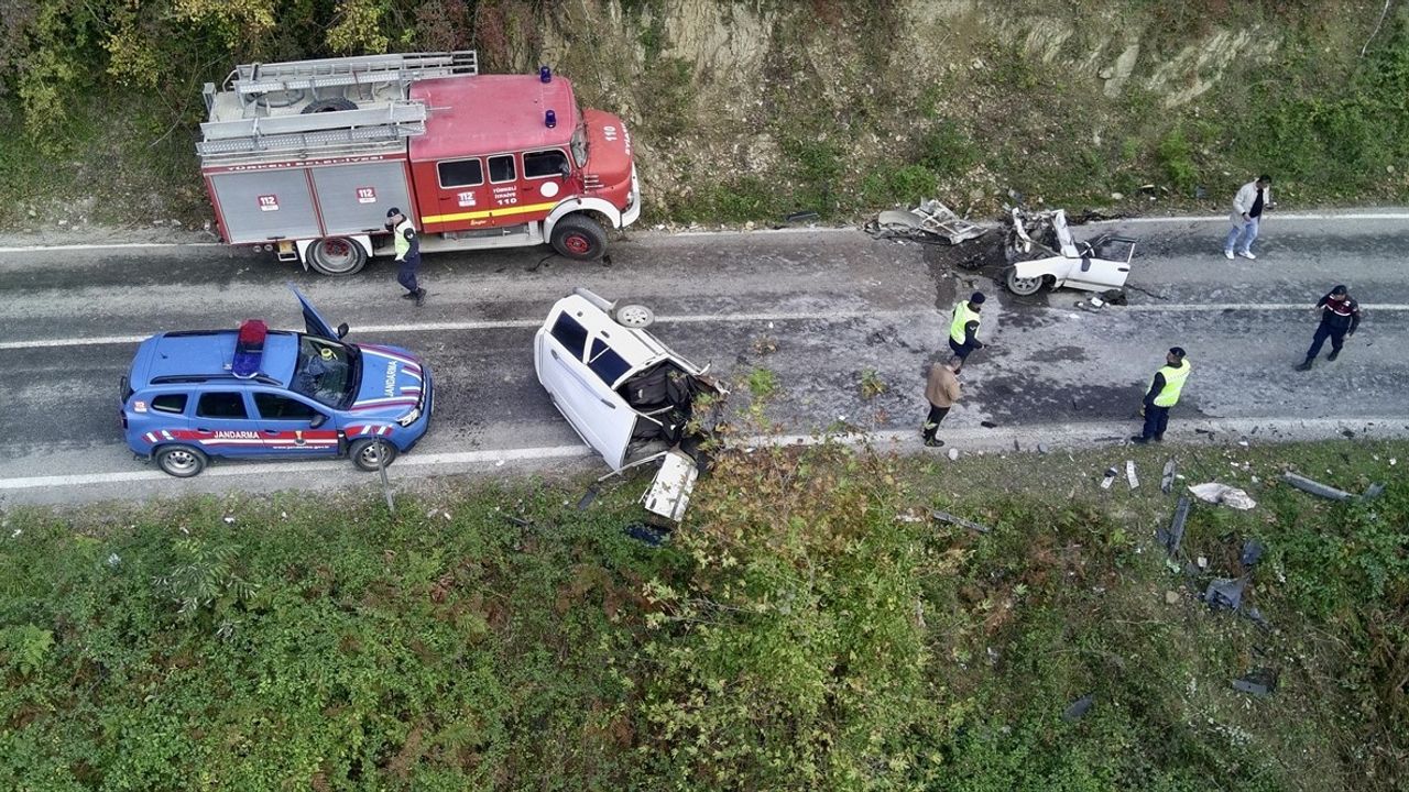 Sinop'ta Feci Kaza: İki Araç Çarpıştı, 3 Yaralı