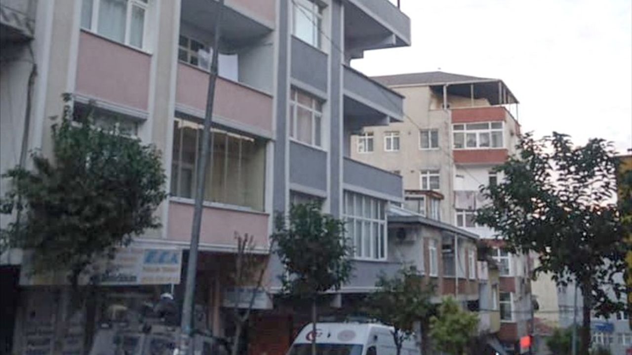 Şişli'de Baza Kapağının Altında Kalan Kadın Hayatını Kaybetti