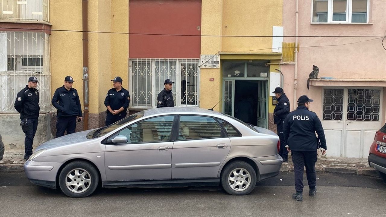 Sivas'ta Tartışma Kanlı Bitti: Emekli Öğretmen İki Kişiyi Yaraladı