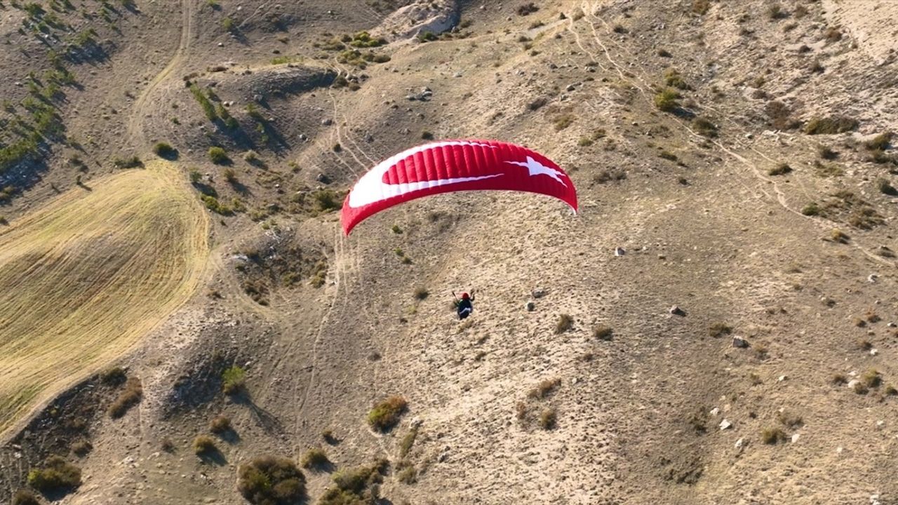 Sivas'ta Yamaç Paraşütüyle Filistin'e Destek Gösterisi