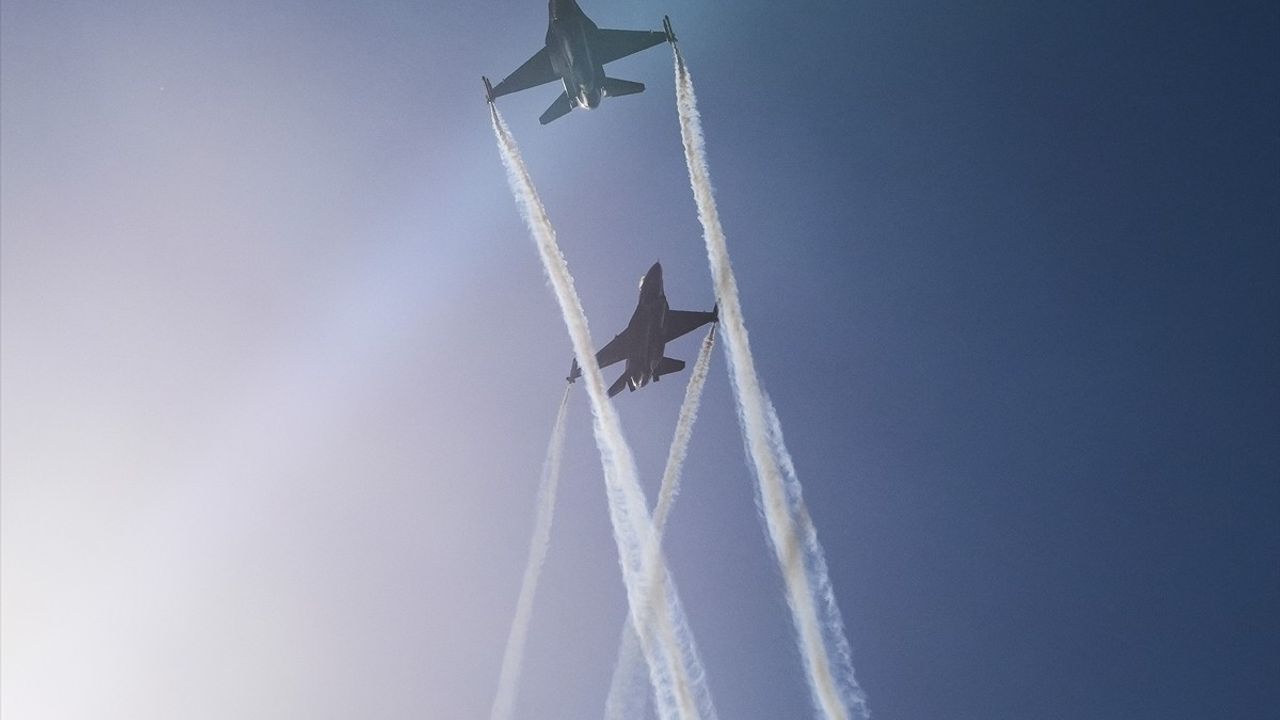 SOLOTÜRK’ten İstanbul Semalarında Gösteri Uçuşu