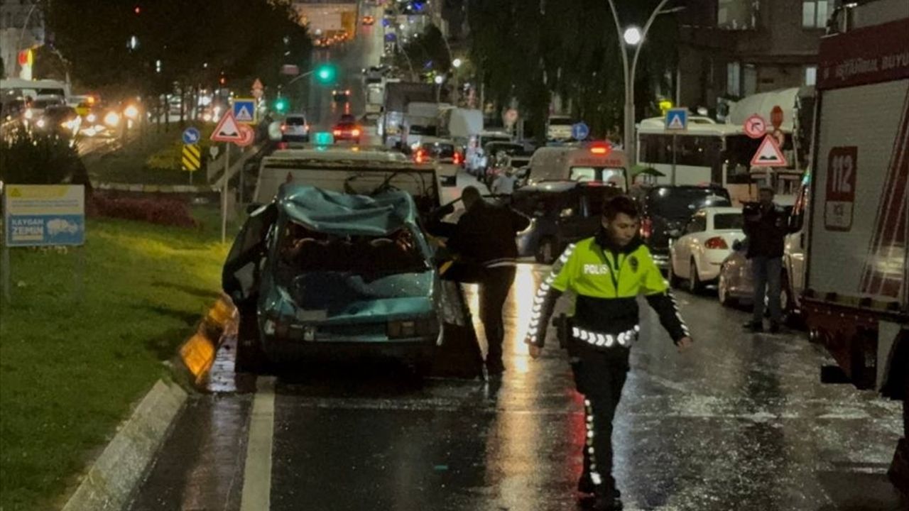 Sultangazi'de Hafriyat Kamyonu Yol Levhasına Çarptı: 1 Yaralı