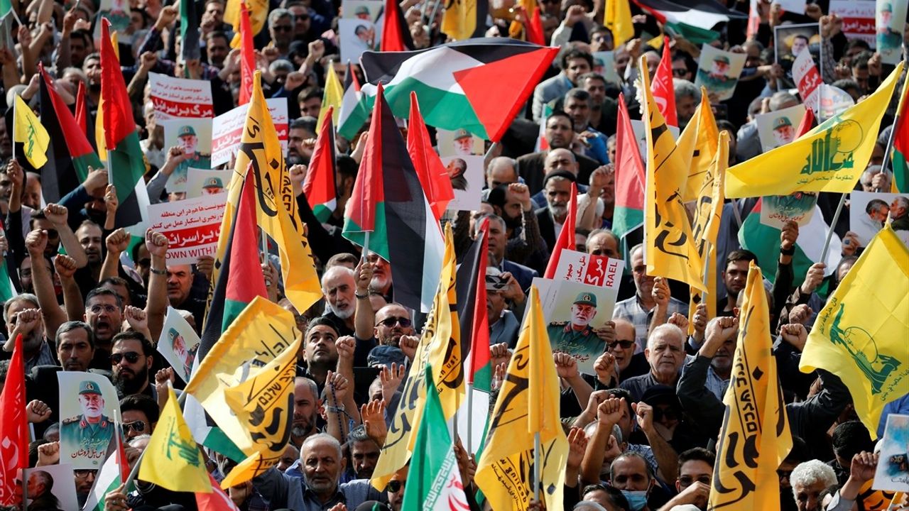 Tahran'da İranlı General Nilfuruşan İçin Cenaze Töreni Düzenlendi