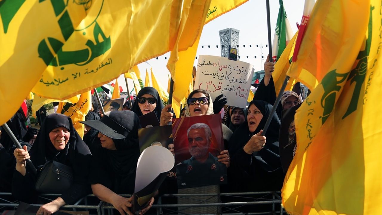 Tahran'da İsrail'e Destek Gösterisi ve Hizbullah Lideri'ni Anma Töreni