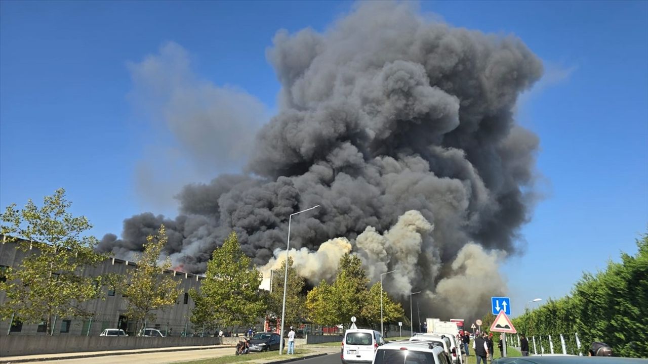 Tekirdağ'da Fabrika Yangınına Hızla Müdahale Ediliyor