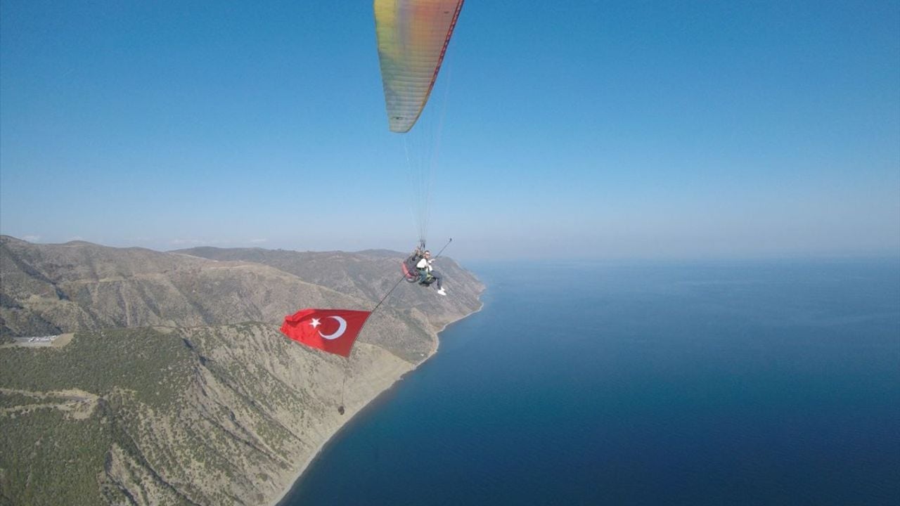 Tekirdağ'da Yamaç Paraşütüyle Cumhuriyet Bayramı Kutlaması