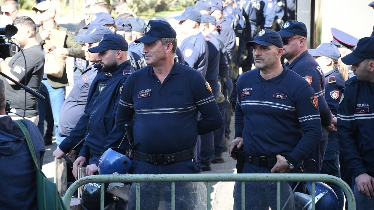 Tiran Belediyesi Önünde Süregelen Protestolar