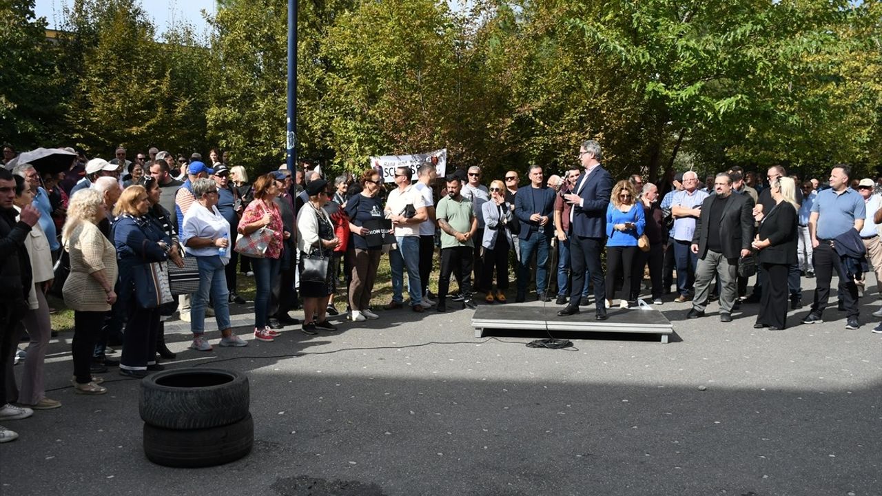 Tiran'da Yolsuzluk İddialarına Karşı Protestolar
