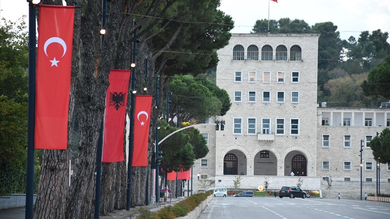 Tiran Sokakları Erdoğan'ın Ziyareti İçin Bayraklarla Süsleniyor