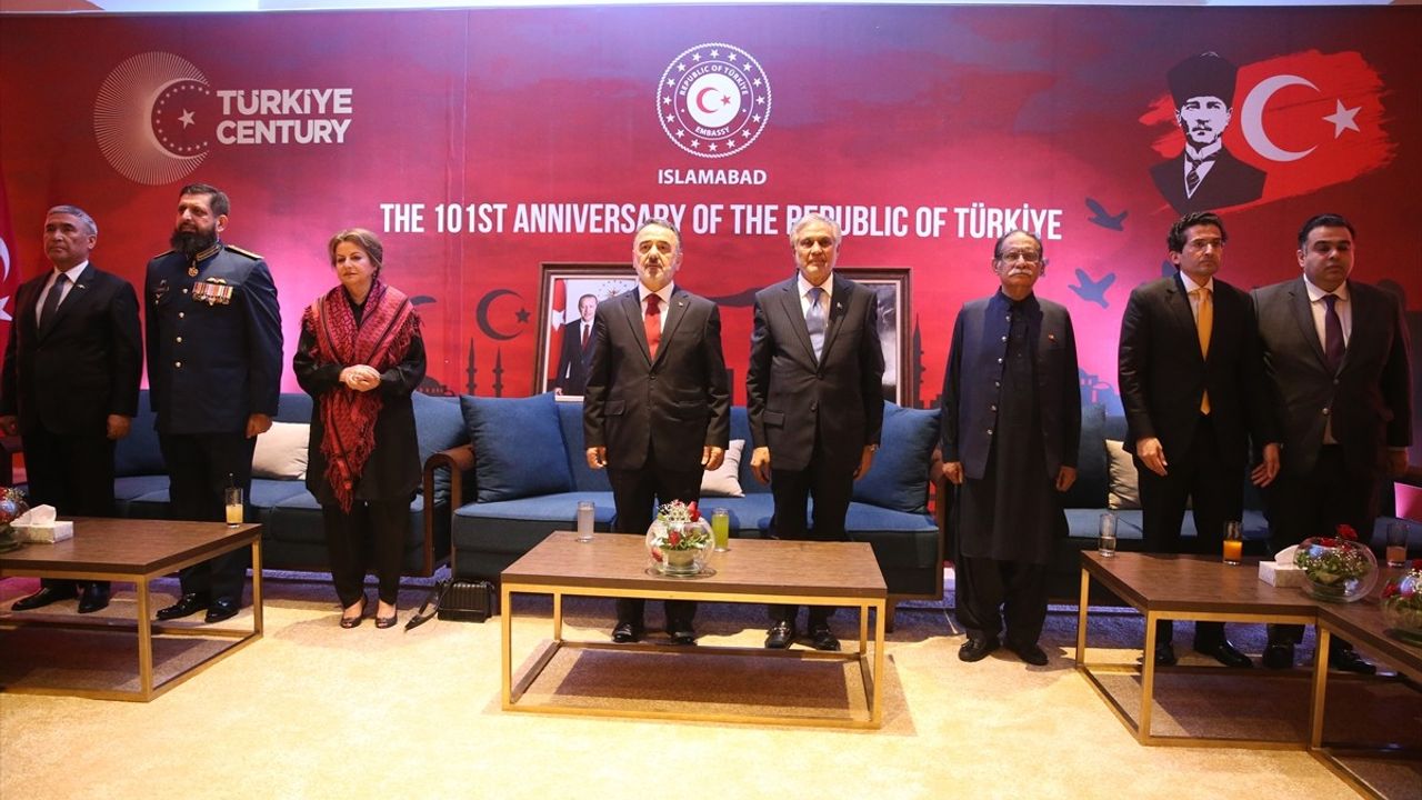 Türkiye Cumhuriyeti'nin 101. Yılı Pakistan'da Coşku ile Kutlandı