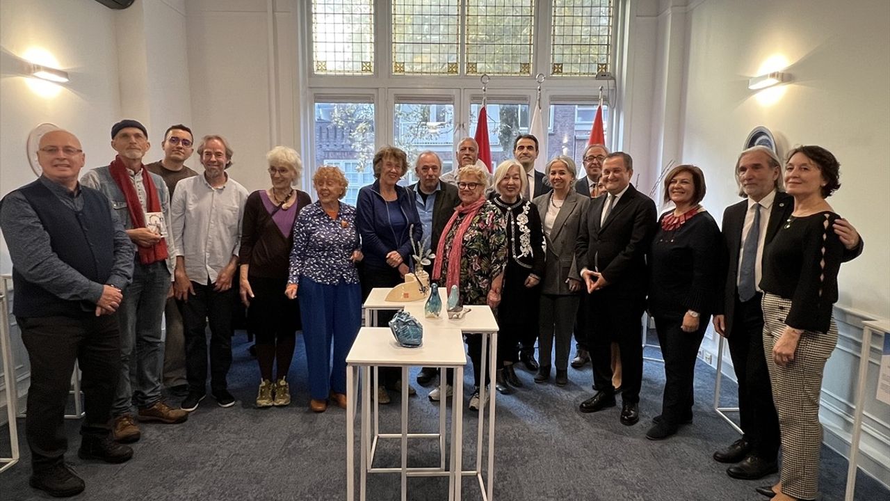 Türkiye-Hollanda Dostluğunun 100. Yılı: Amsterdam'da Mavi-Beyaz Sergisi Açıldı