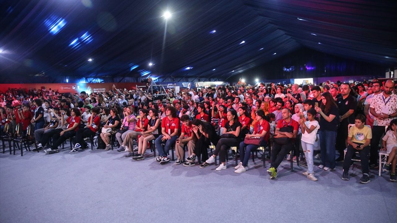 Türkiye'nin İlk Astronotu Alper Gezeravcı, TEKNOFEST Adana'da Gençlerle Buluştu