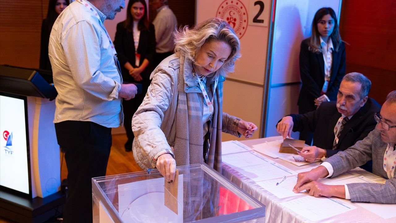 Türkiye Yelken Federasyonu'nda Özlem Akdurak Güven Tazeledi