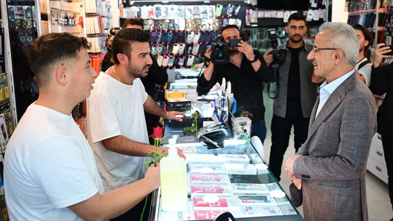 Ulaştırma ve Altyapı Bakanı Uraloğlu İstanbul'da Esnaf ve Vatandaşlarla Buluştu