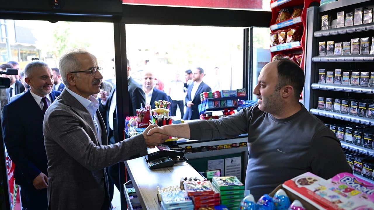 Ulaştırma ve Altyapı Bakanı Uraloğlu, İstanbul'da Muhtarlarla Bir Araya Geldi