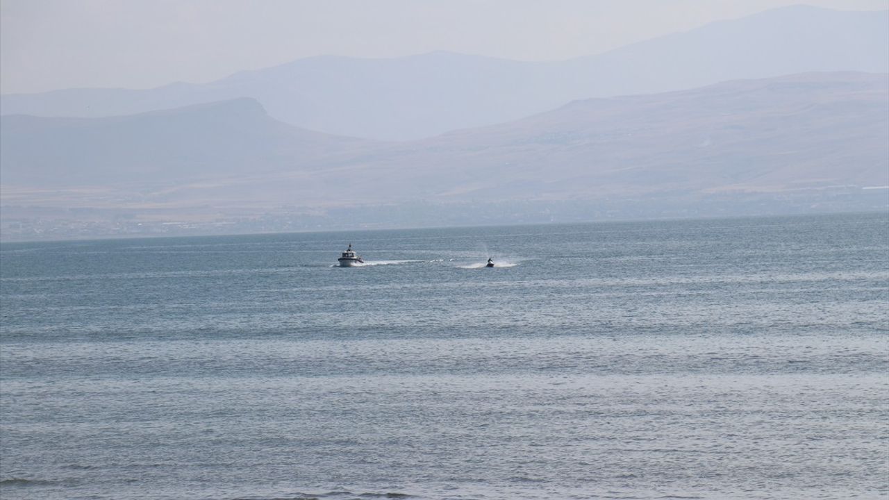 Van'da 16. Gün: Kayıp Öğrenci Rojin Kabaiş İçin Arama Çalışmaları Devam Ediyor