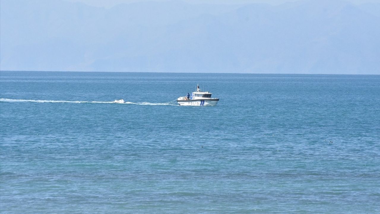 Van'da Kaybolan Öğrencinin Arama Çalışmaları Sürüyor