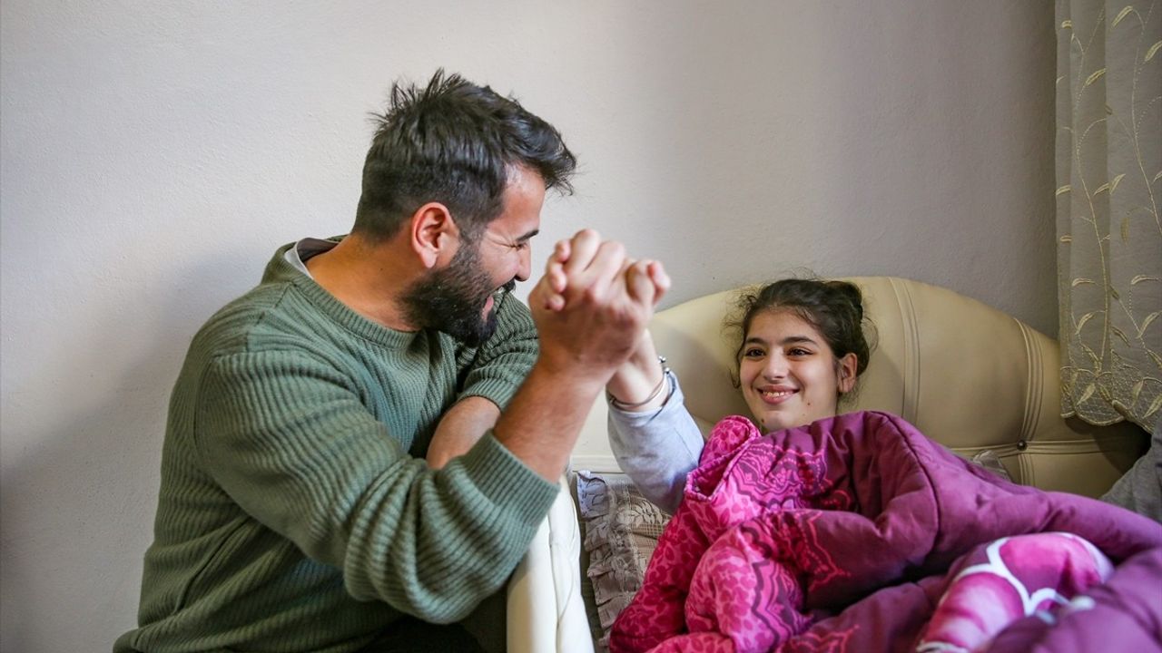 Van'da Öğrenciler ve Öğretmenlerden Serebral Palsi Hastası Kız Kardeşlere Destek Kampanyası